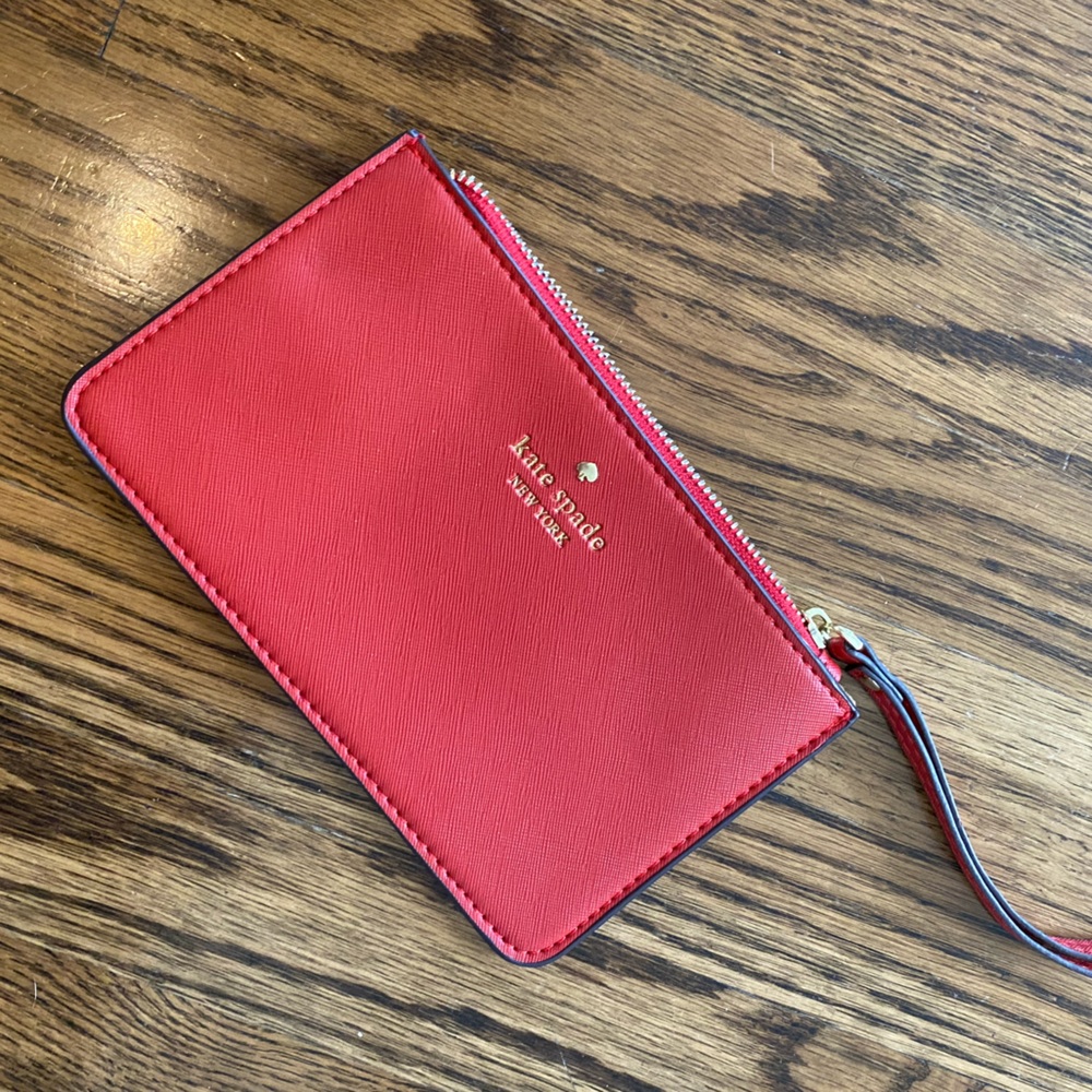 Neve used Kate Spade wristlet